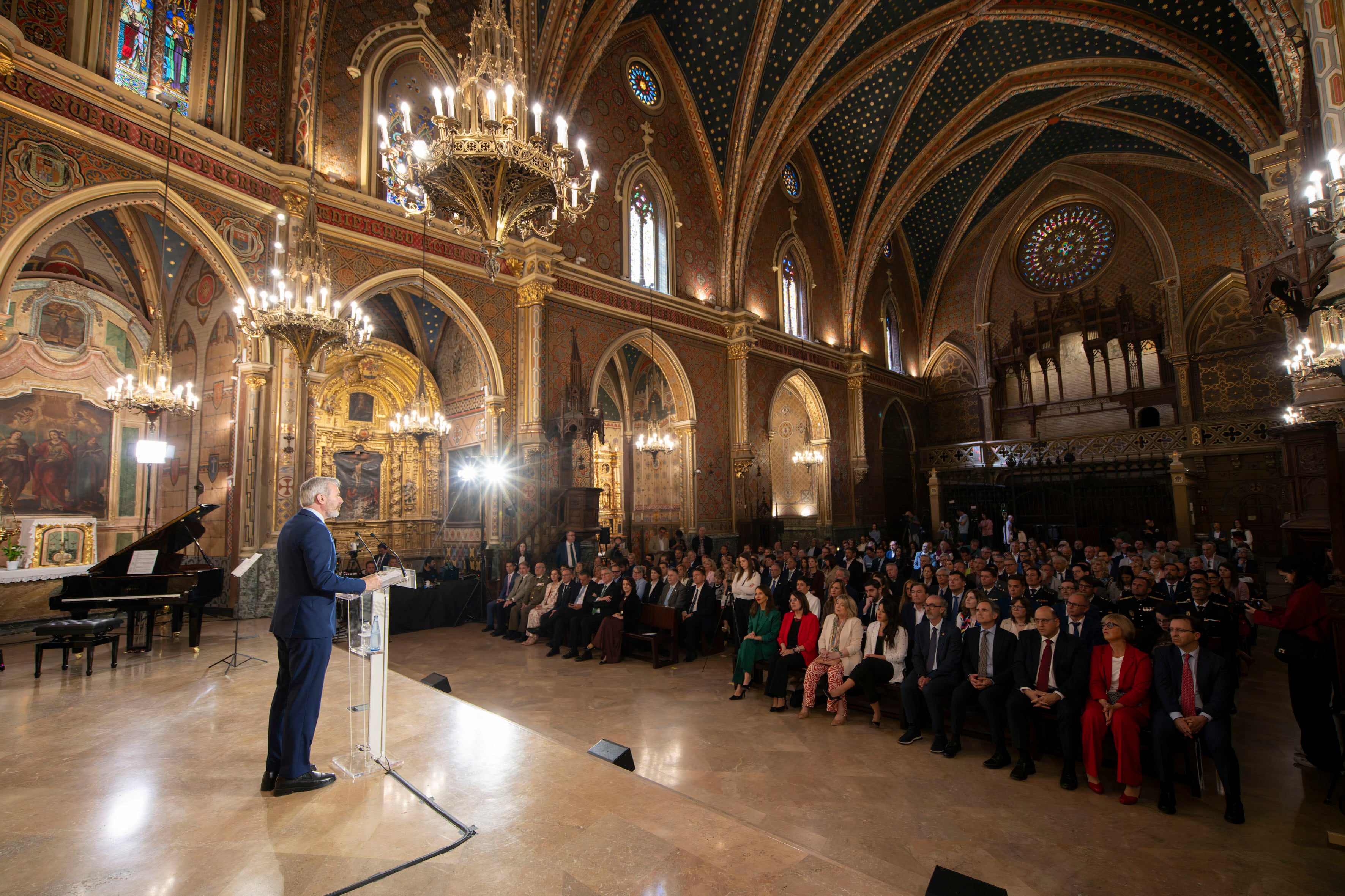 ZARAGOZA, 21/04/2026.- El presidente en funciones del Gobierno de Aragón, Jorge Azcón, durante la celebración del acto institucional de San Jorge en la Iglesia de san Pedro en Teruel. EFE/Antonio García