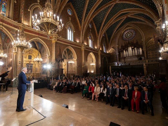 ZARAGOZA, 21/04/2026.- El presidente en funciones del Gobierno de Aragón, Jorge Azcón, durante la celebración del acto institucional de San Jorge en la Iglesia de san Pedro en Teruel. EFE/Antonio García