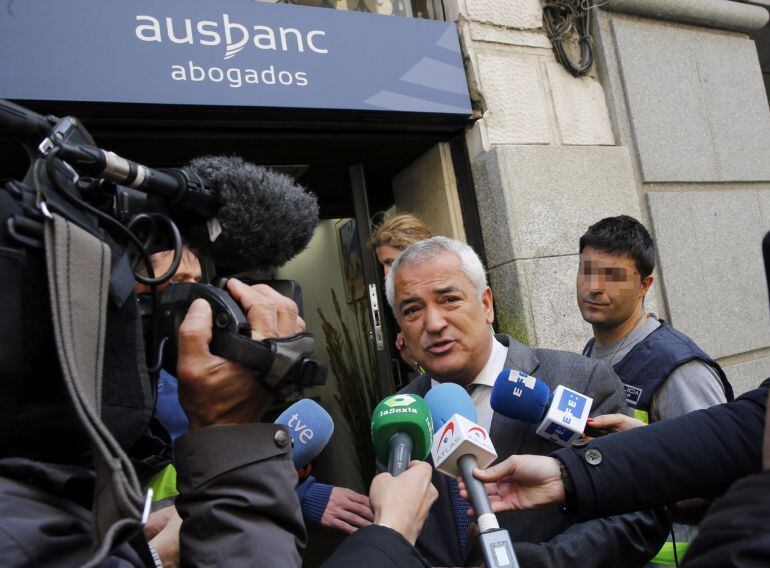 El presidente de la Asociación de Usuarios de Servicios Bancarios (Ausbanc), Luis Pineda (c), durante el registro por los agentes de la Policía Nacional a la sede de Ausbanc.