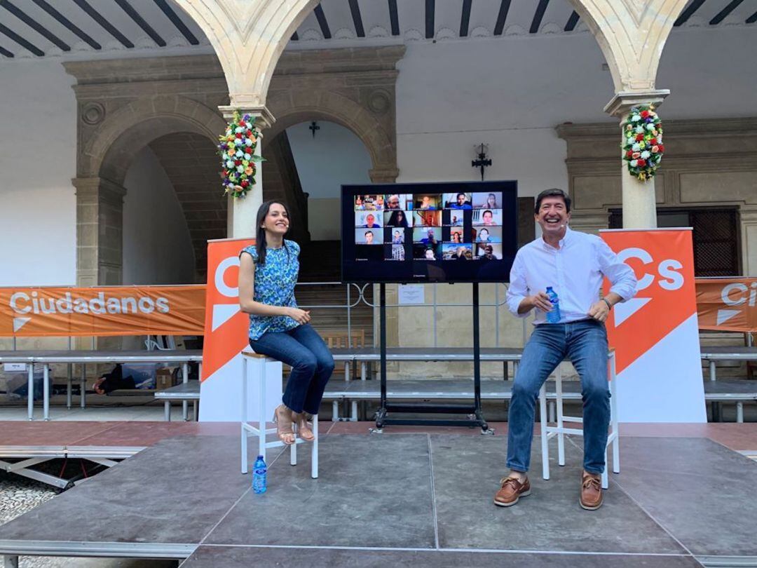 La presidenta de Ciudadanos, Inés Arrimadas, y el coordinador en Andalucía así como vicepresidente de la Junta, Juan Marín, con los militantes en Baeza