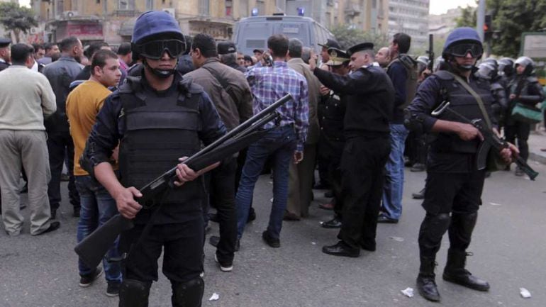 Policías armados durante las protestas de la primavera árabe en El Cairo