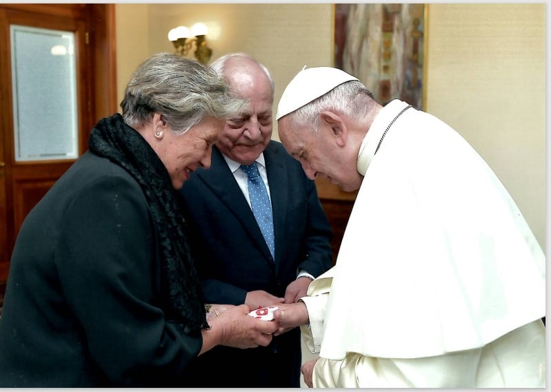 El papa Francisco con Ángel Mas y María Dolores Farré en la audiencia privada celebrada en 2019