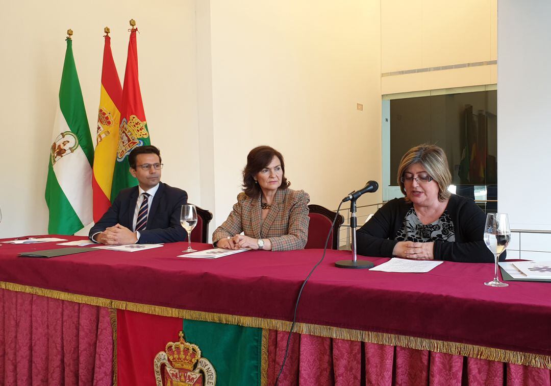 La vicepresidenta del Gobierno en Granada, en el centro de la imagen, junto al alcalde de Granada y la Concejala de Igualdad