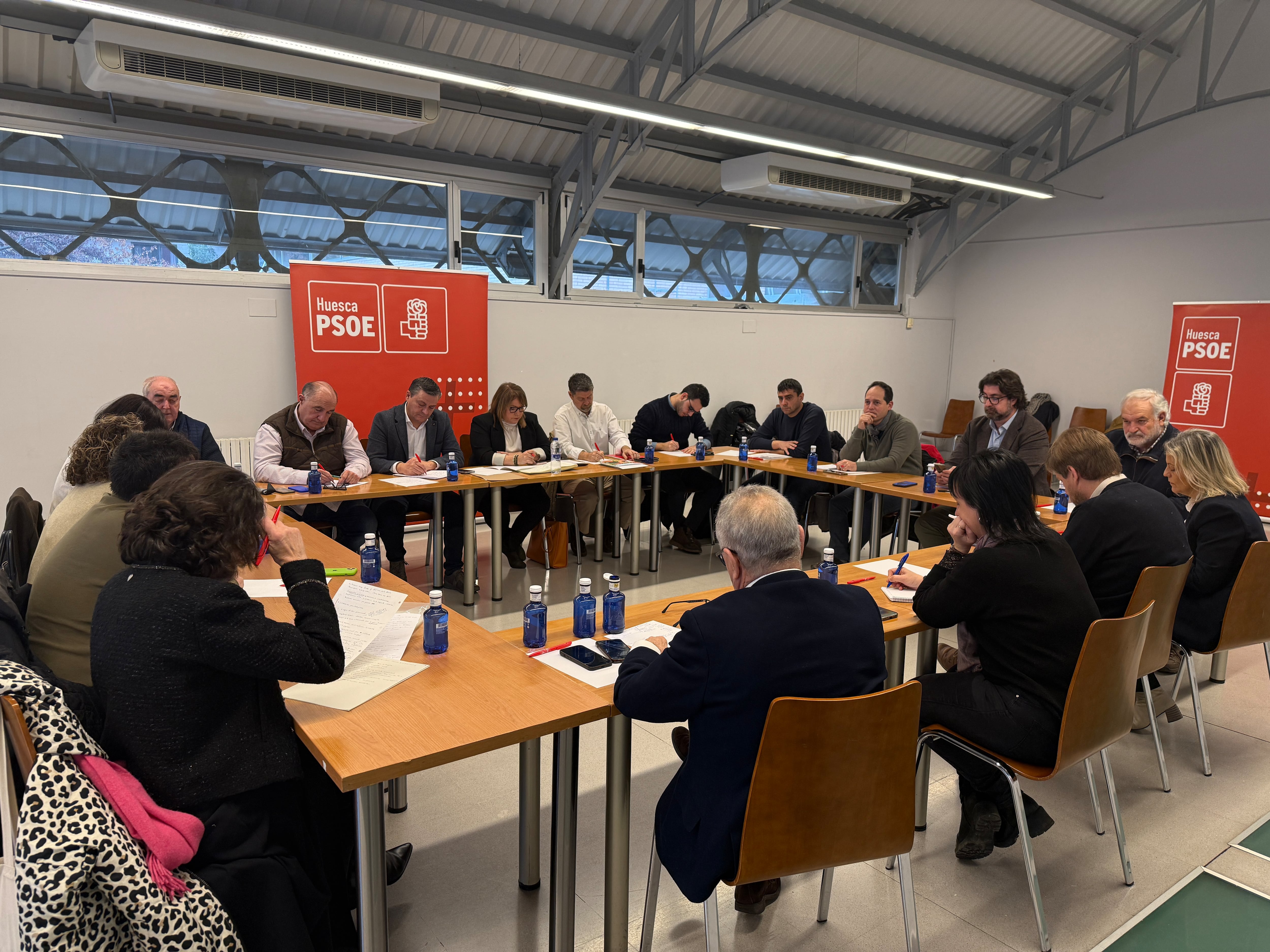 Fernando Sabés con agentes sociales y económicos en Huesca