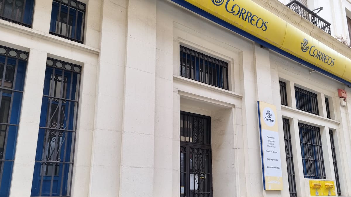 La oficina de Correos del centro de Algeciras continúa cerrada y sin comenzar las obras