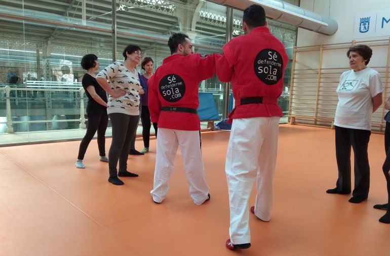 Uno de los momentos de la sesión de Autoprotección para mujeres en el CDM Daoiz y Velarde.