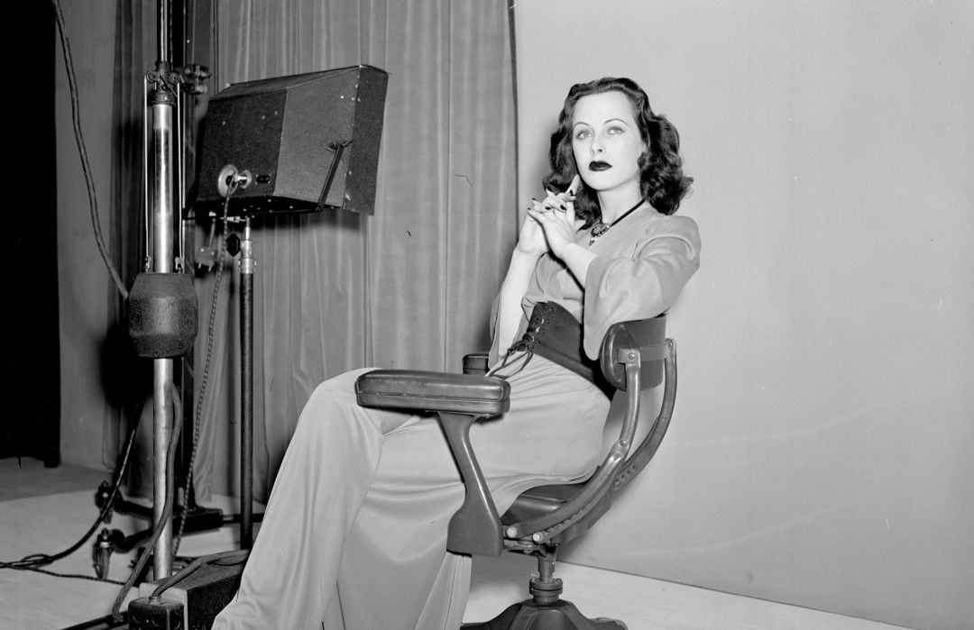 Hedy Lamarr en un estudio de grabación. 