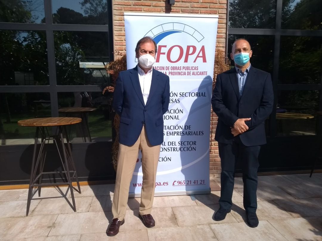 El presidente de FOPA, Javier Verdú (i) y el conseller de Vivienda, Rubén Martínez Dalmau (d), durante el desayuno organizado por la Federación de Obra Pública.