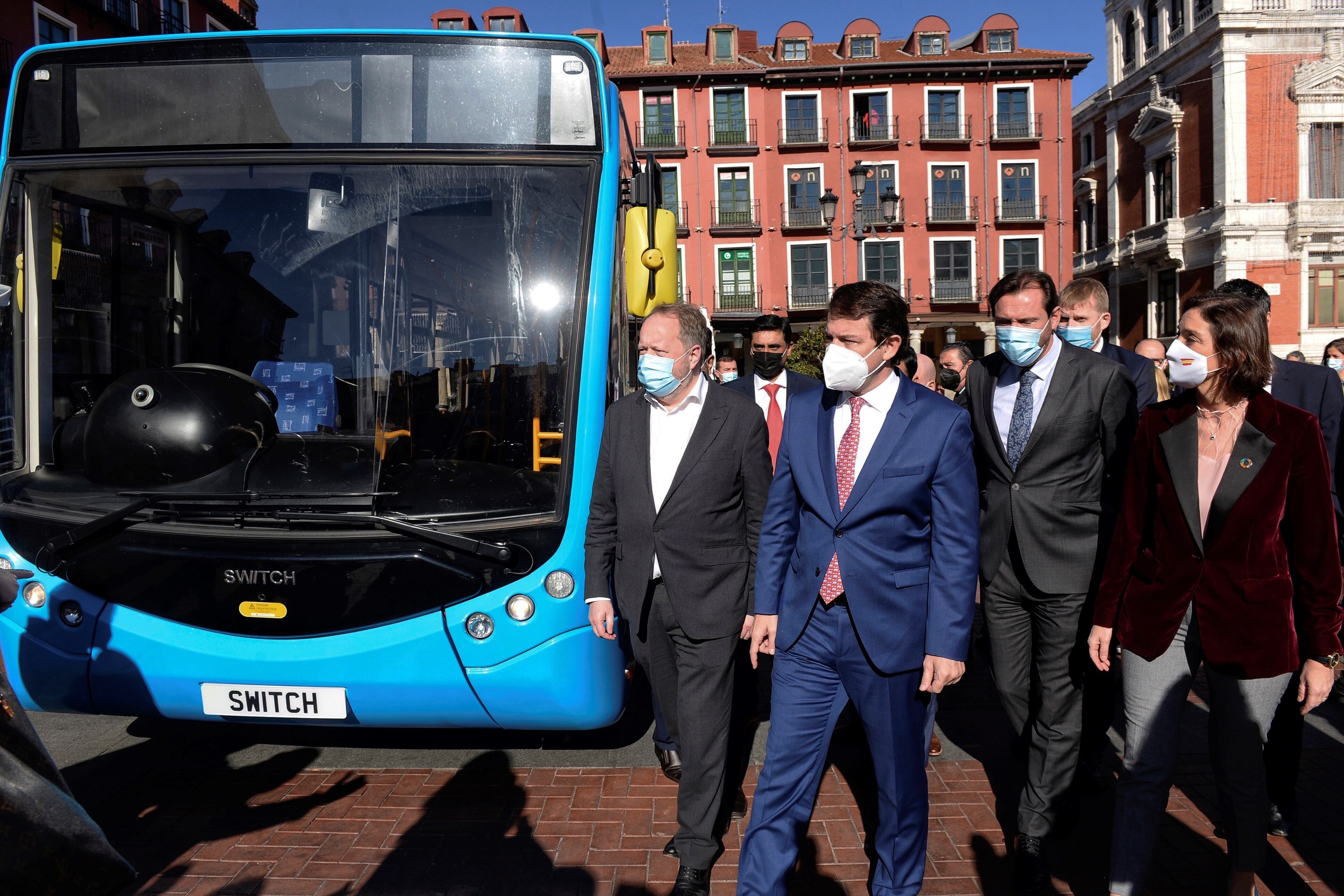 El presidente de la Junta de Castilla y León Alfonso Fernández Mañueco (2i), junto al alcalde de Valladolid, Óscar Puente (2d), el CEO de Switch Mobility , Andy Palmer (i), y la ministra de Industria y Comercio, Reyes Maroto (d), durante la presentación de la factoría de fabricación de autobuses eléctricos en Valladolid.
