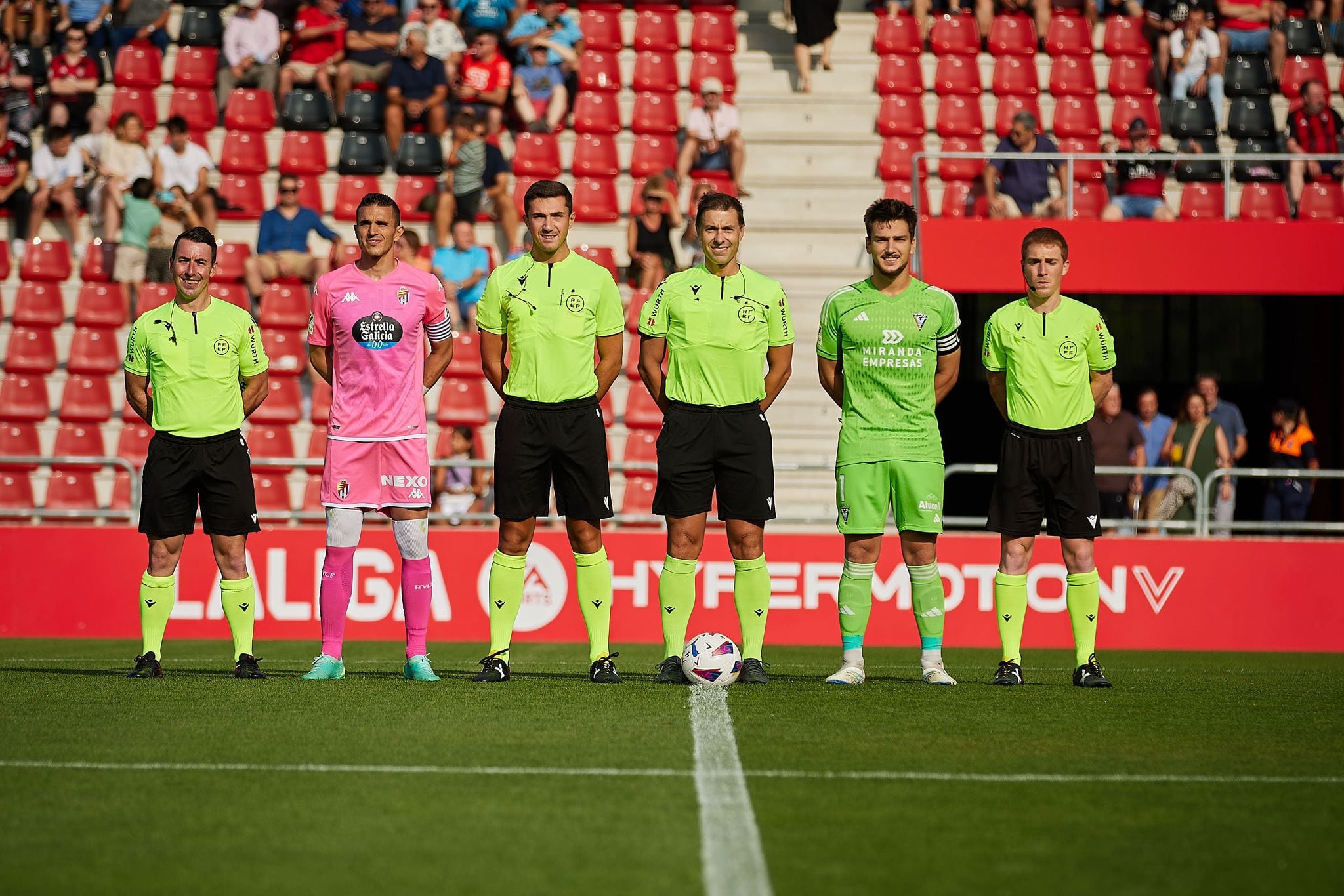 Ramos Cinos y Cordero Vega, en pretemporada. Otro cántabro, Pozueta Rodríguez, fue el cuarto árbitro.