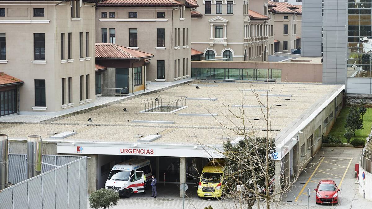 La familia del hombre que entró con un hacha en Valdecilla asegura que "no tiene sentido encerrar a un loco en un centro penitenciario"