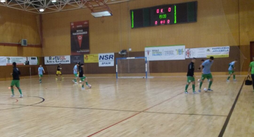 Los jugadores del Santiago Futsal, en la pista del Rivas