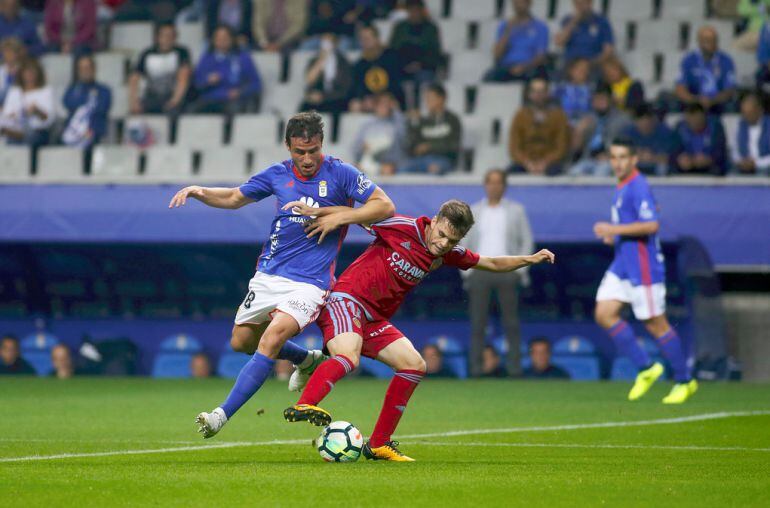 Christian Fernández disputa un balón durante el encuentro ante el Zaragoza en el Carlos Tratiere.