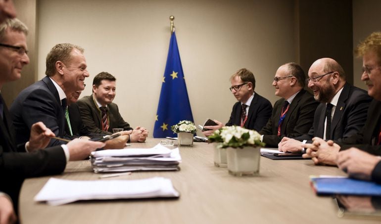 El presidente del Consejo Europeo, Donald Tusk (L) durante la reunión