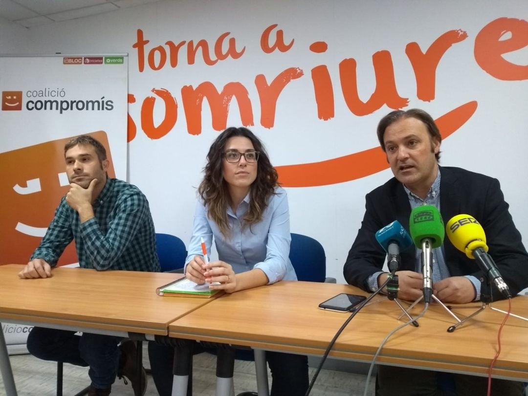 La portavoz adjunta de Compromís en les Corts, Aitana Mas, con el edil Natxo Bellido (d) y el diputado Gerard Fullana (i) durante su comparecencia de prensa.