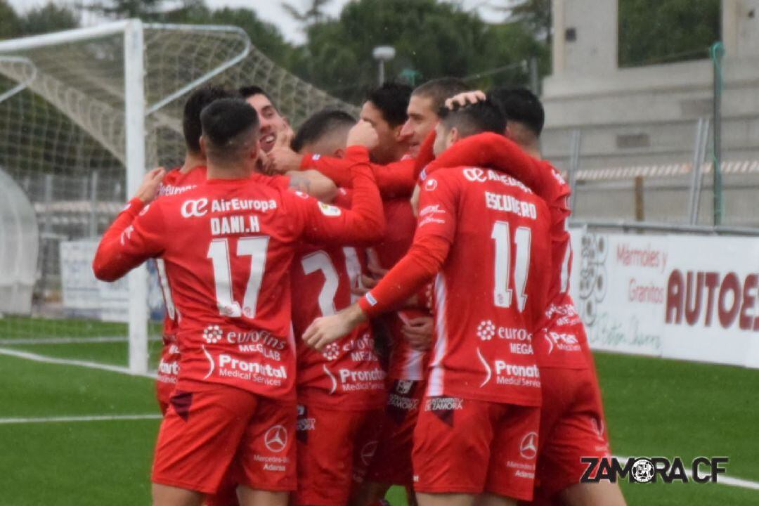 Celebración del gol de Carlos Ramos