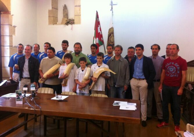 Iñaki Egiguren (Kai Alive), Txomin Sagarzazu (concejal de deportes del Ayuntamientos de Hondarribia), Kepa Arroitajauregi (presidente del Consejo Mundial de Pelota Vasca) e Iñigo Salaberria (Responsable de Hondarribiko Pilota Eskola) posan con algunos cestapuntistas y patrocinadores.