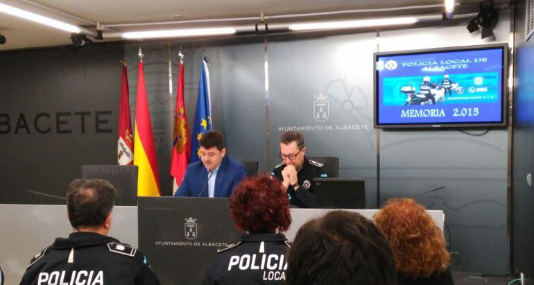 De izquierda a derecha: Francisco Navarro, concejal de Seguridad, y Pascual Martínez, jefe de la Policía Local de Albacete