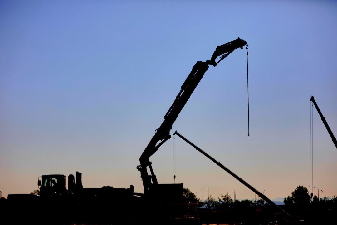 Una grúa trabaja en unas obras, en una imagen de archivo