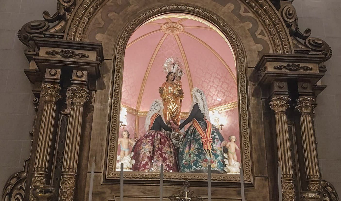 Las Falleras Mayores de Elda 2024 en el camarín de la Virgen de la Salud.