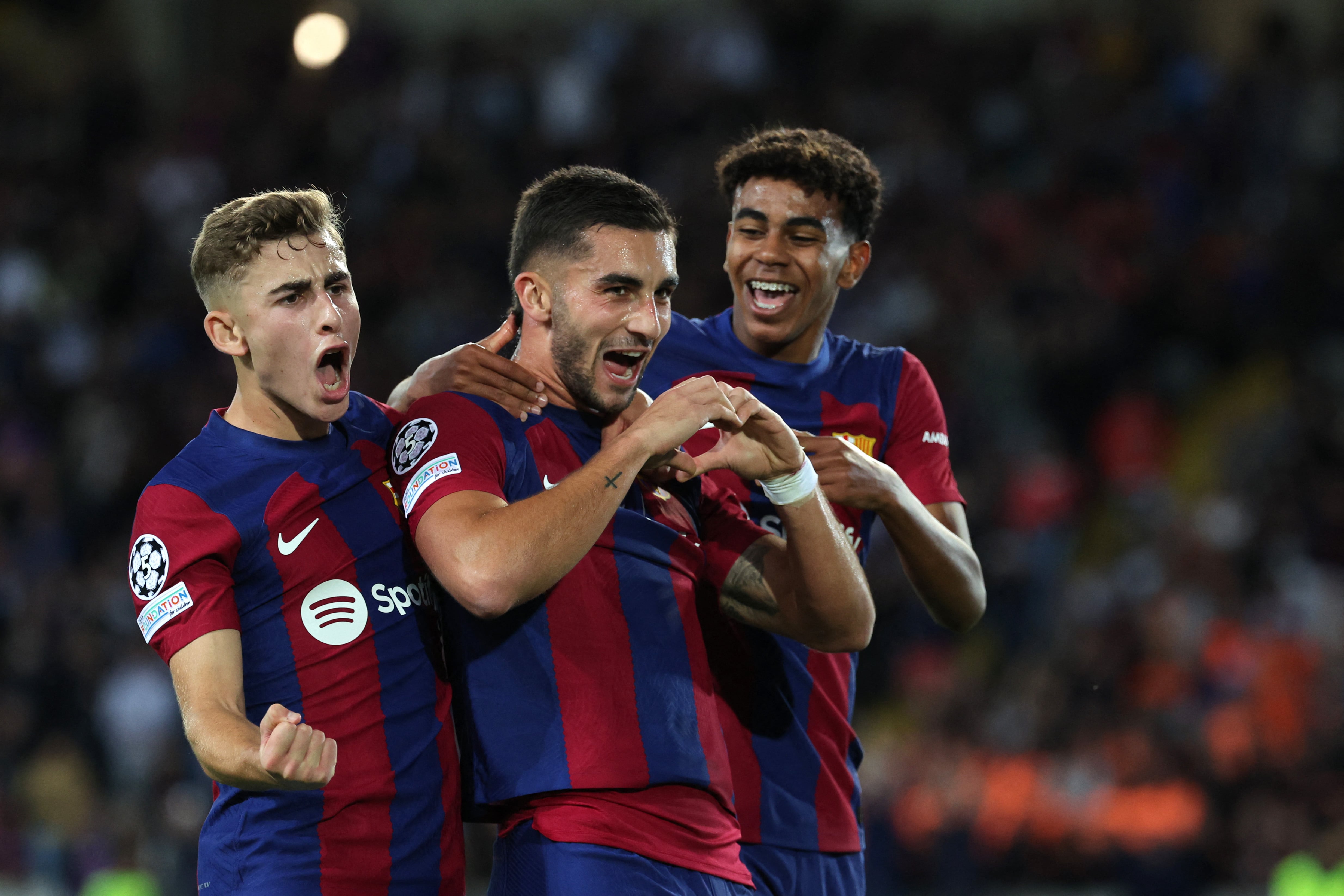 Fermín López, Ferran Torres y Lamine Yamal celebran un gol con el FC Barcelona