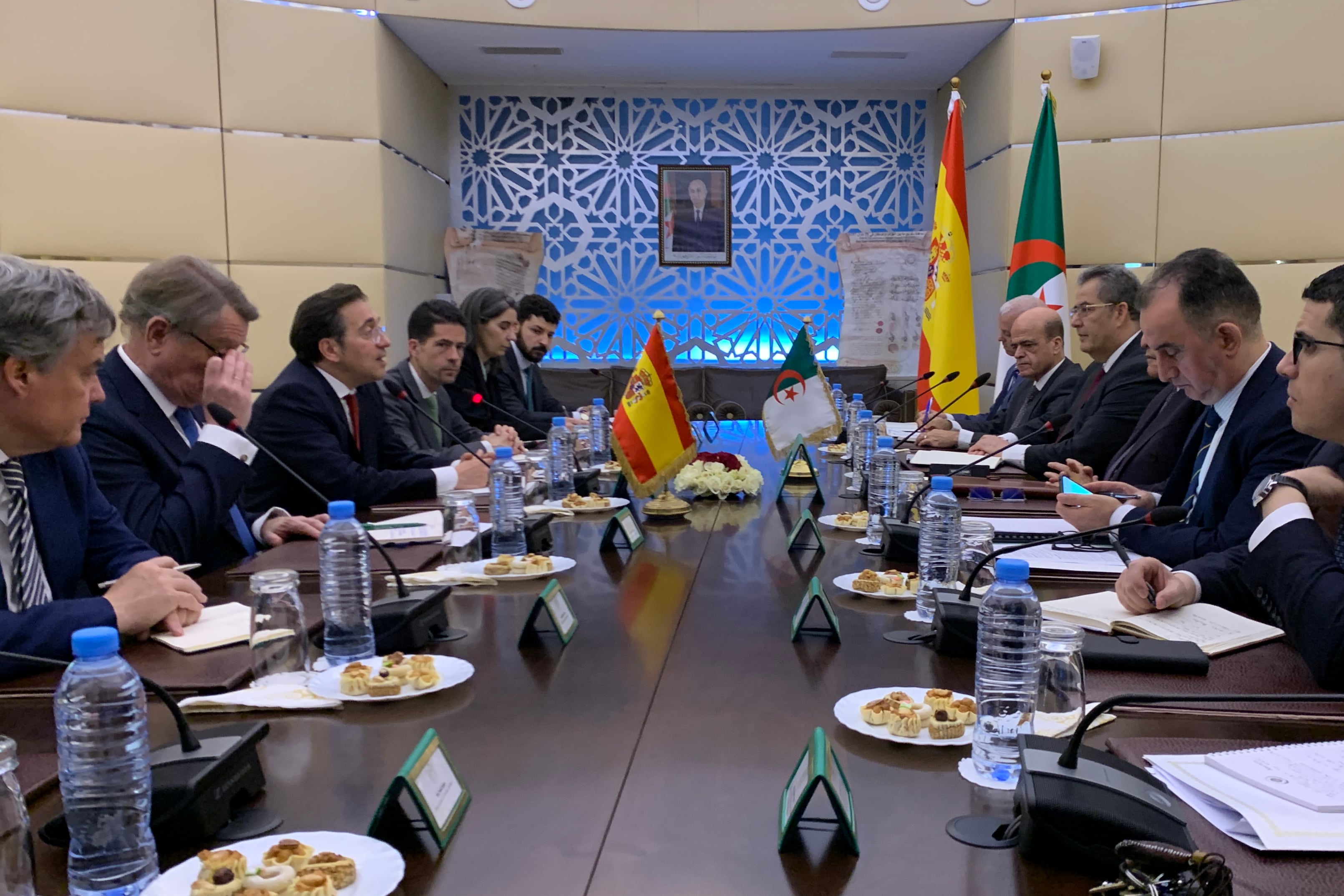 El ministro español de Asuntos Exteriores, José Manuel Albares, mantiene un encuentro con su homólogo argelino, Ahmed Ataf, este jueves en el marco de su visita a Argelia.