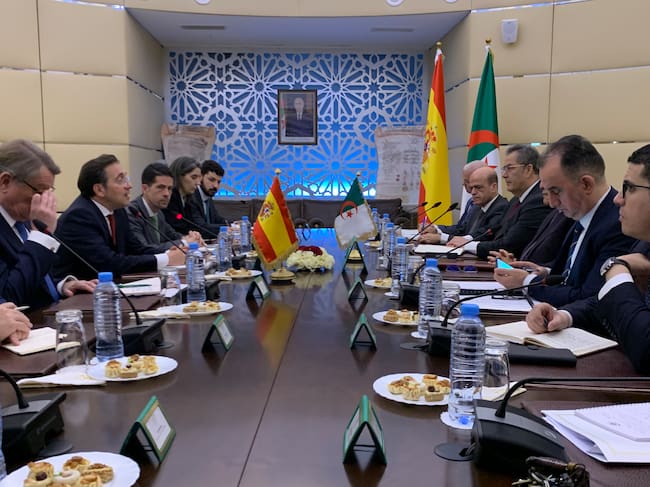 El ministro español de Asuntos Exteriores, José Manuel Albares, mantiene un encuentro con su homólogo argelino, Ahmed Ataf, este jueves en el marco de su visita a Argelia.