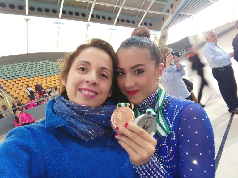 Cristina Casares y Elena Vilaça posando con las medallas