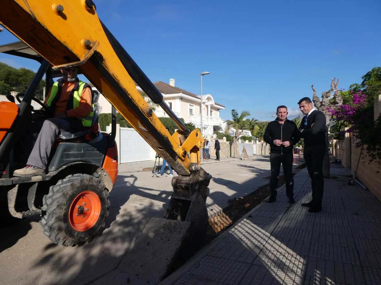 Imagen de la visita girada por el alcalde a las obras de la urbanización Miramar