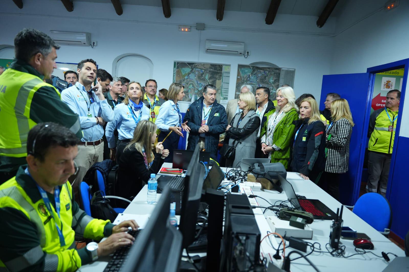 Antonio Sanz y María José García Pelayo durante su visita el puesto de mando avanzado en el Circuito de Jerez