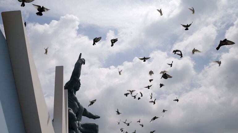 Miles de palomas han sido liberadas en el Parque de la Paz durante la conmemoración del lanzamiento de la bomba