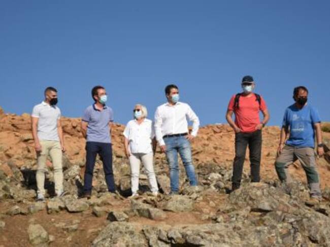 David Triguero (centro) y el resto de autoridades visitando el Yacimiento