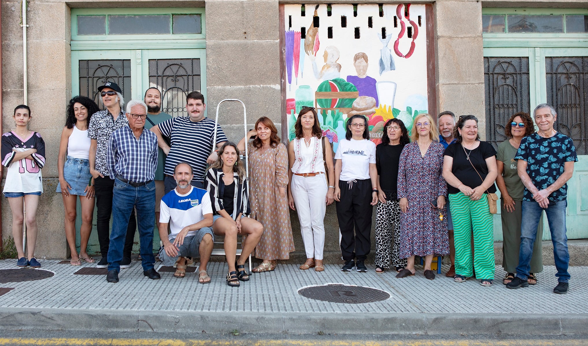 Algunos de los vecinos participantes en el proyecto &#039;Arte nas Fiestras&#039;