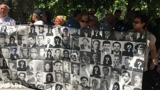 Un grupo de personas se han manifestado frente al Supremo tras la decisión del alto tribunal de paralizar la exhumación de Franco.