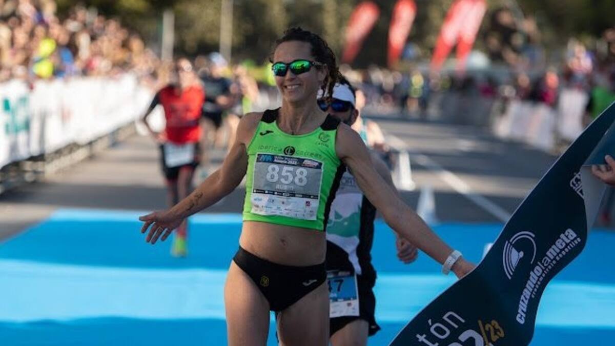 Pilar Rubio, Club Atletismo Elda, se impone en el Medio Maratón de Almería