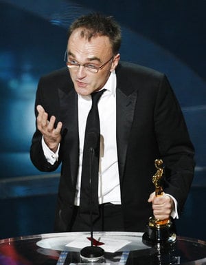 Danny Boyle posa con el Oscar al mejor director por &#039;Slumdog Millionaire&#039; durante su discurso de agradecimiento en la gala celebrada en California