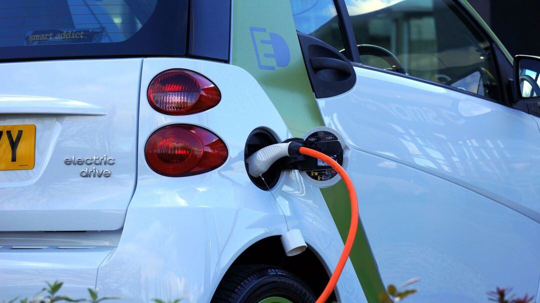 Punto de recarga de un coche eléctrico 