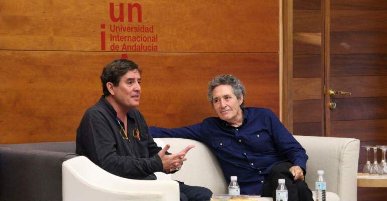 Luis García Montero y Miguel Ríos durante la inauguración de los cursos de verano de la UNIA.