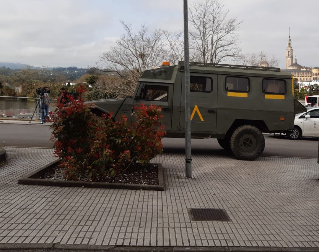 Efectivos de la UME a la entrada del Hospital de Cabueñes. 