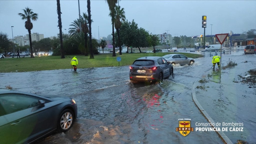 Inundaciones en la rotonda de acceso al polígono de El Portal