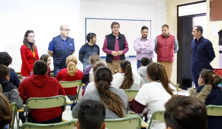 Manuel Cortés, durante una actividad con escolares.