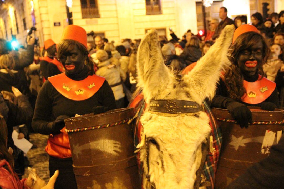 Una burrita con dos buzones durante el desfile del Bando Real de 2012.