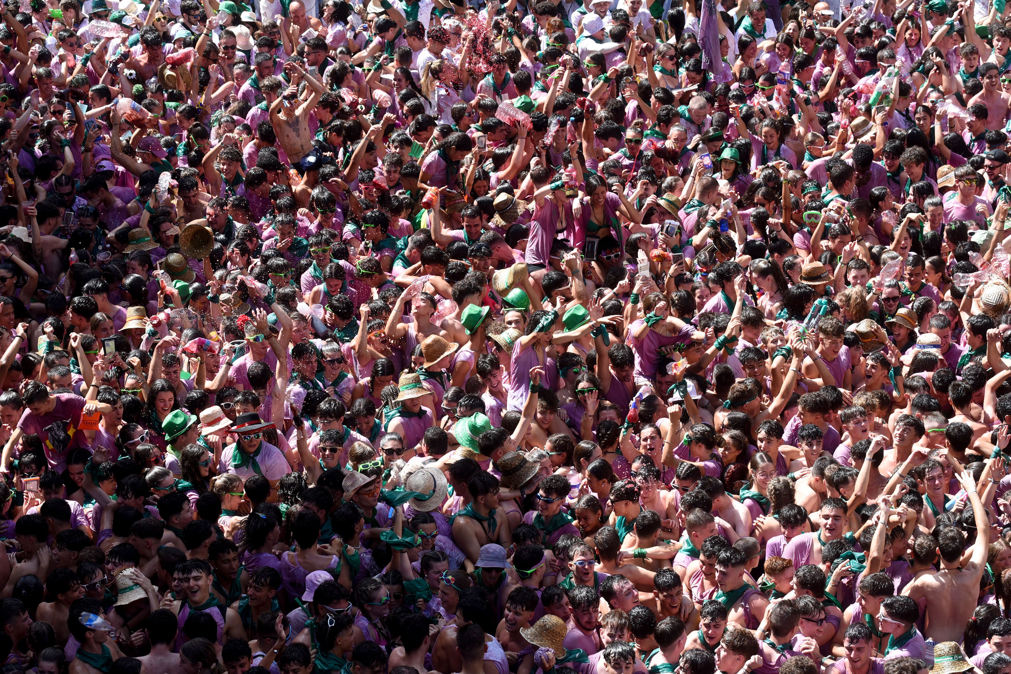 Imagen de archivo en la que centenares de personas en al chupinazo que marca el inicio de las fiestas de San Lorenzo en la ciudad de Huesca. EFE/Javier Blasco