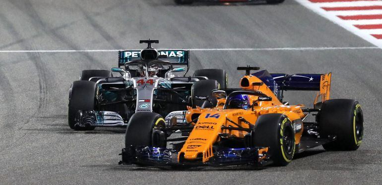 Fernando Alonso defiende su posición frente a Hamilton en las primeras vueltas de la carrera.