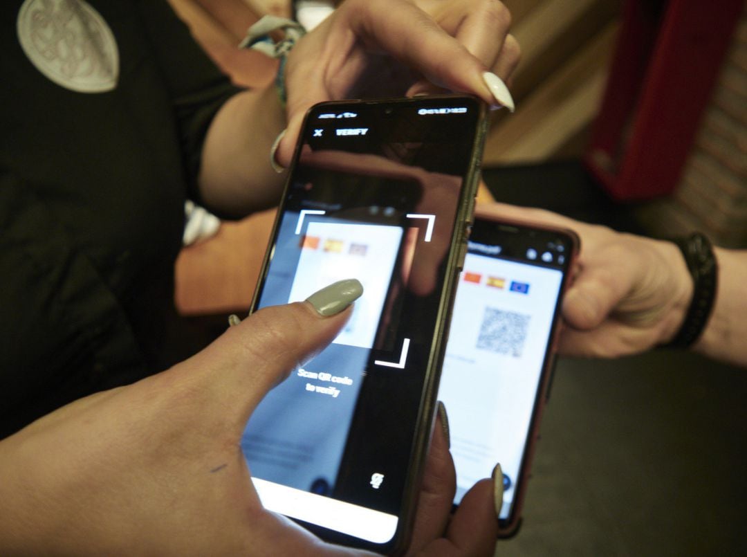 Una persona muestra su certificado de vacunación contra el Covid-19