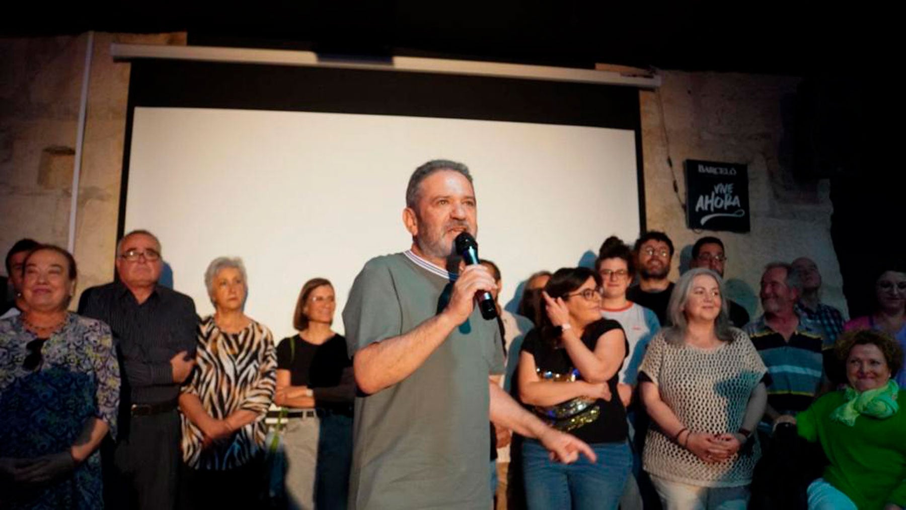 Sergi Rodríguez dirigiéndose a los asistentes con los componentes de la lista de Guanyar Alcoi detrás de él