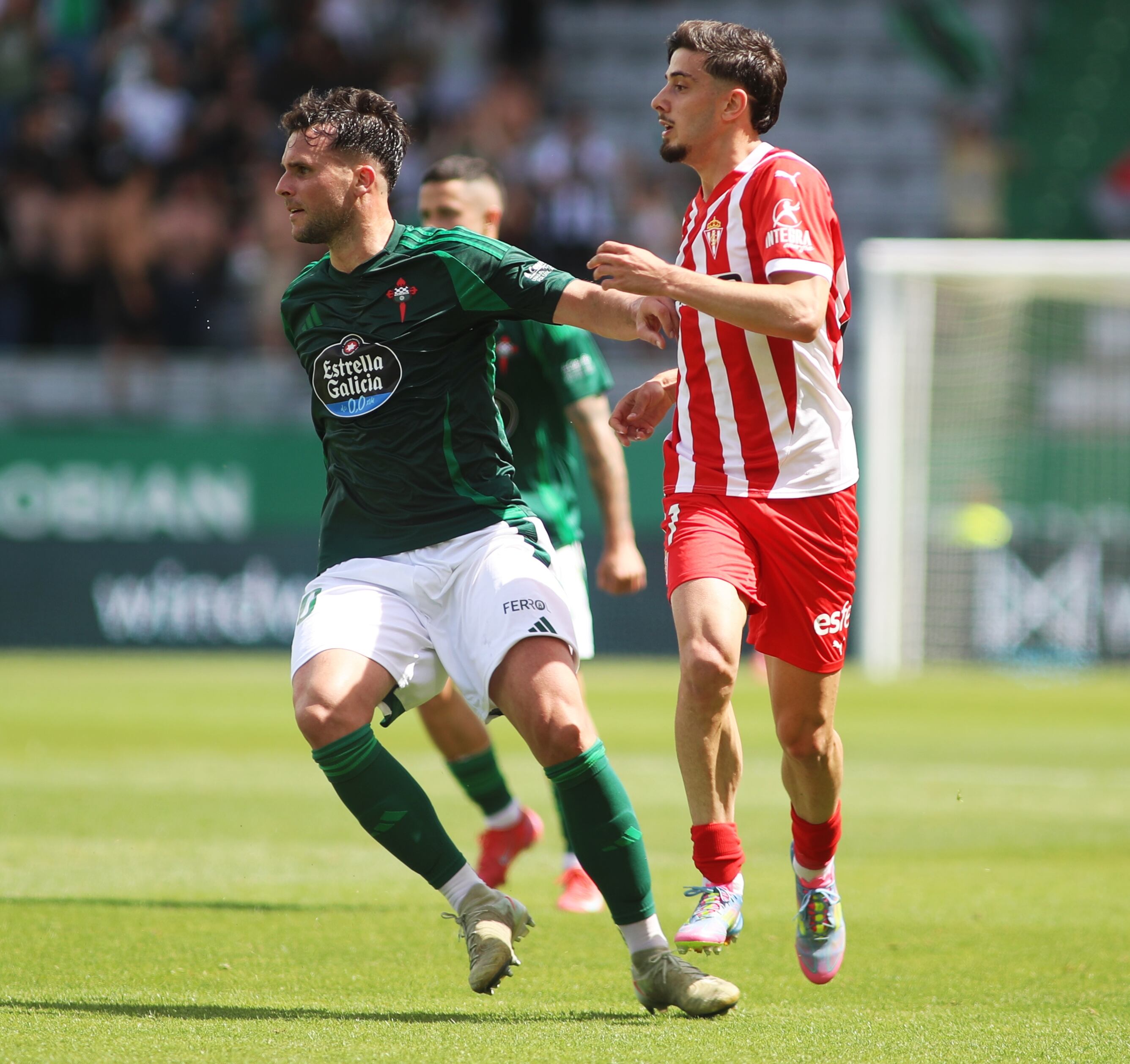 Álvaro Giménez protagoniza una jugada del Racing-Sporting en A Malata (foto: Mariño / Cadena SER)