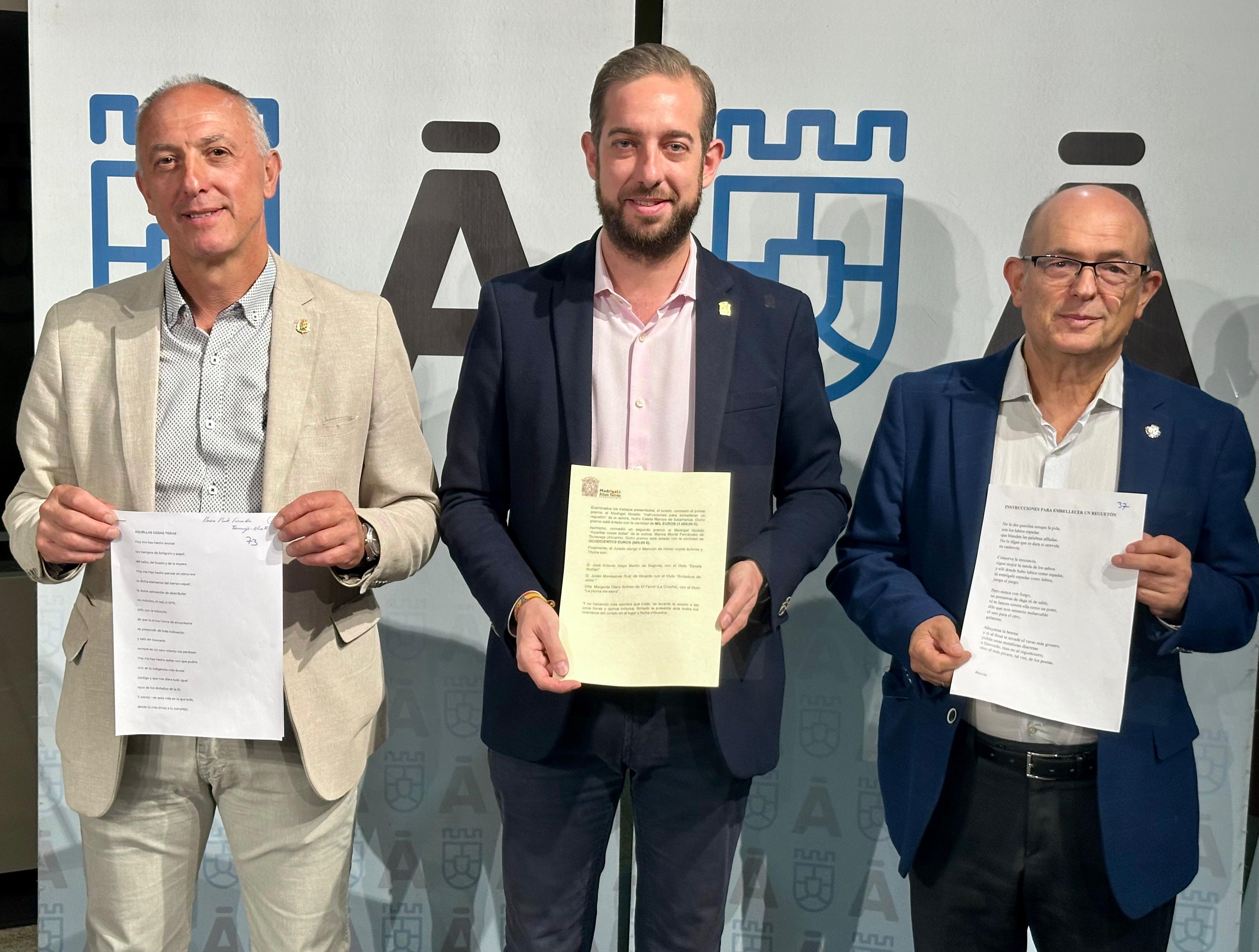 El alcalde de Madrigal entre el Diputado de Cultura y el director de la Institución Gran Duque de Alba durante la lectura de los premios