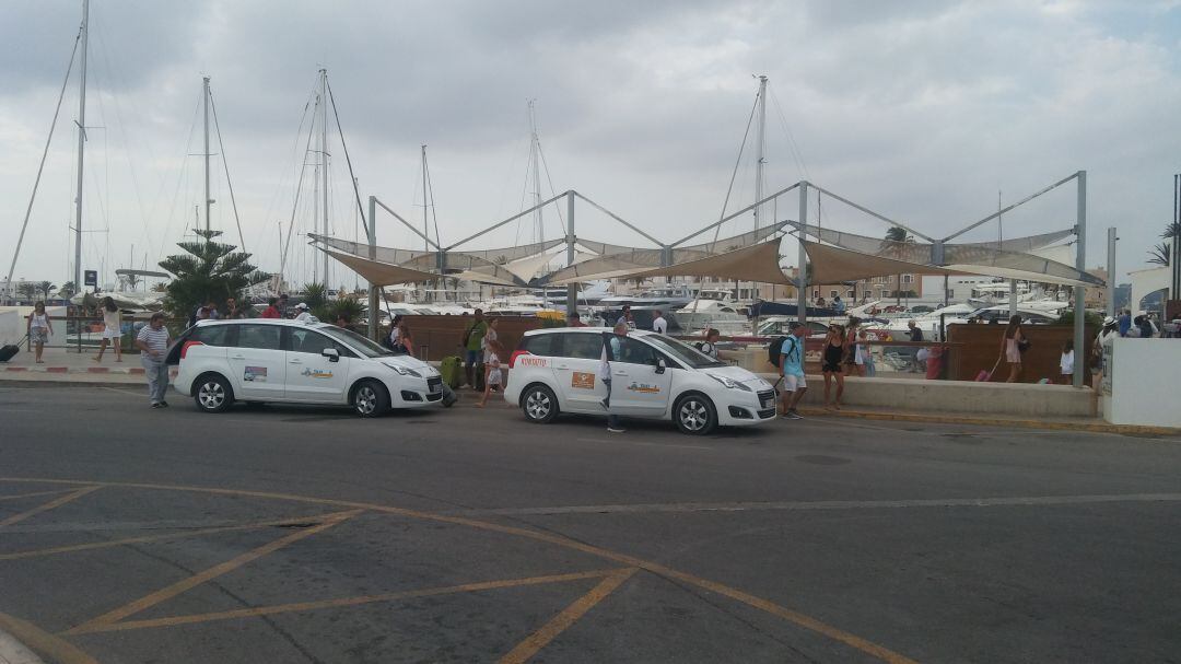 Taxis en el puerto de La Savina