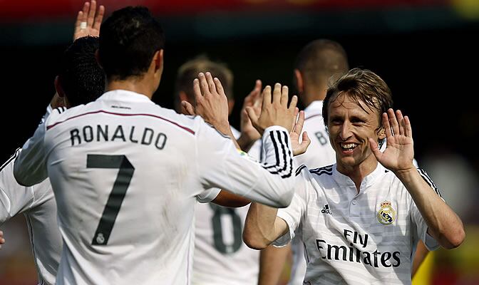 Cristiano y Modric, los dos goleadores en El Madrigal, se felicitan después del gol del portugués